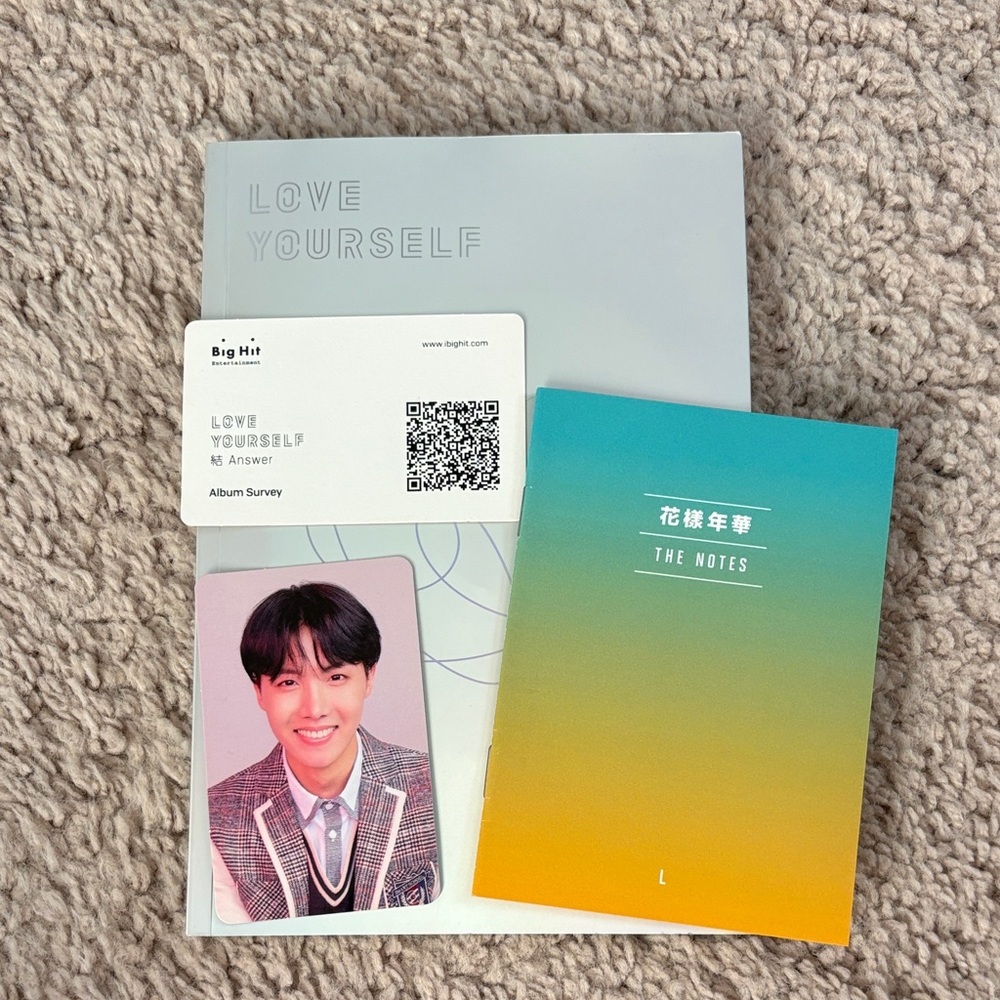 Love Yourself: Answer Album
•comes with 2 CDS, photocard, poster, etc.